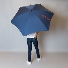 Laden Sie das Bild in den Galerie-Viewer, 2020 Navy/Orange Sport Blunt Umbrella Model Back View