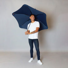 Laden Sie das Bild in den Galerie-Viewer, 2020 Navy/Orange Sport Blunt Umbrella Model Front View